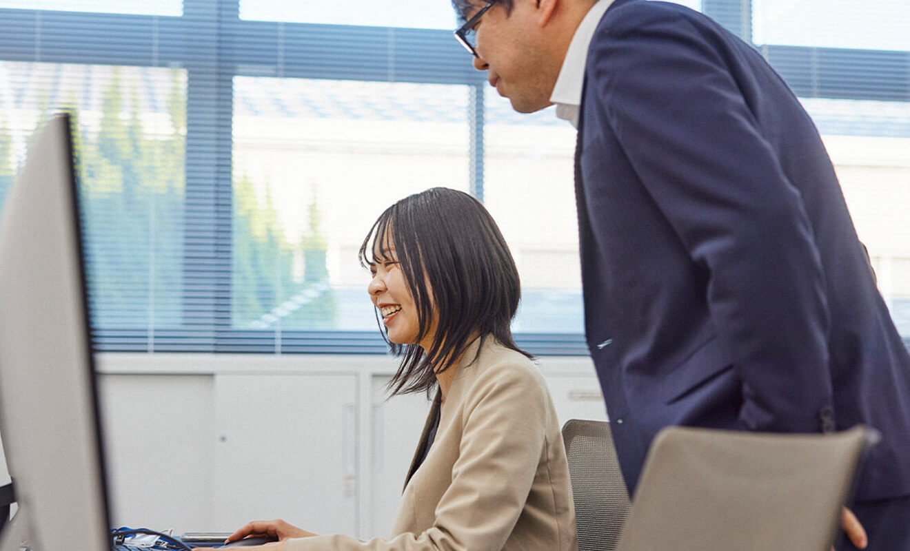 先輩社員が後輩社員に教えている様子