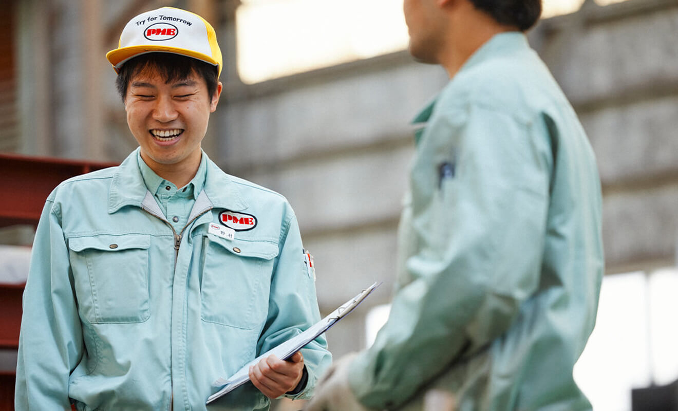 社員が2人で談笑している様子