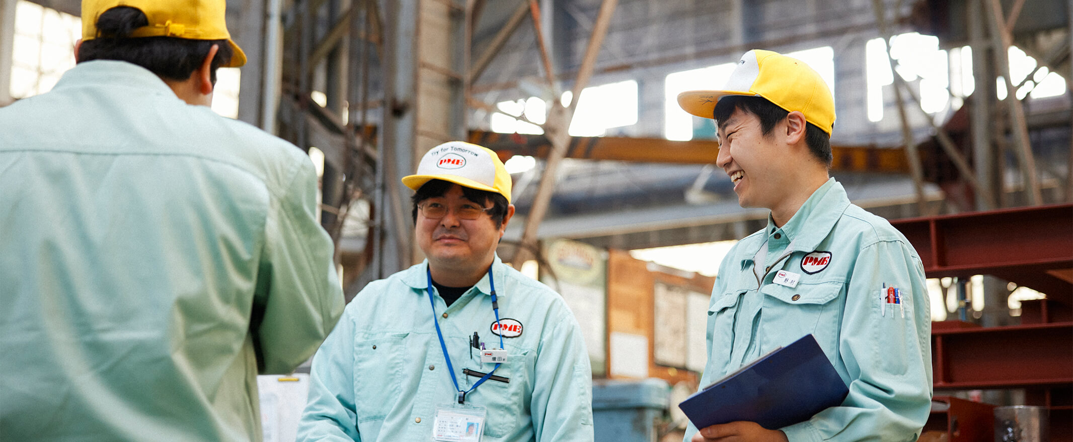 談笑する社員3人
