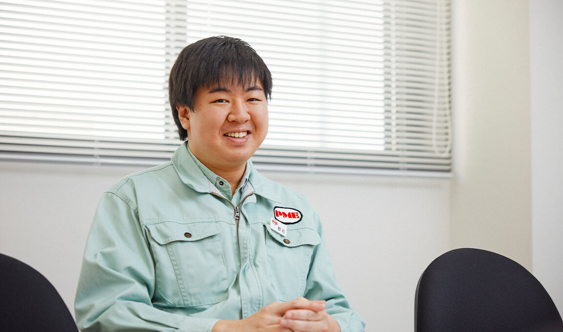 郡司さんがインタビューを受けている様子